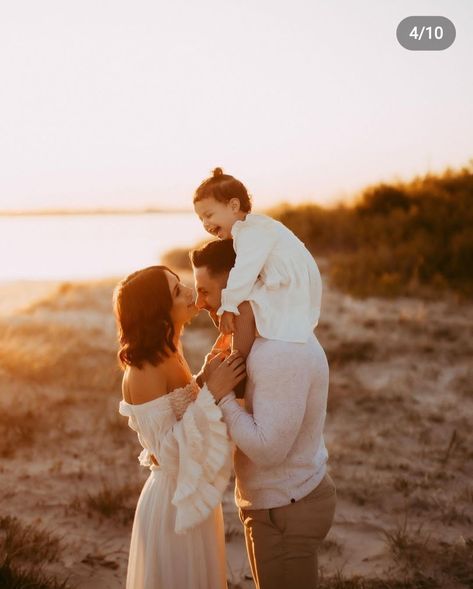 Family Beach Pictures Outfits, Maternity Shoot Beach, Beach Photoshoot Family, Sunset Family Photos, Beach Picture Outfits, Maternity Photography Family, Beach Photography Family, Family Beach Portraits, Family Photos With Baby