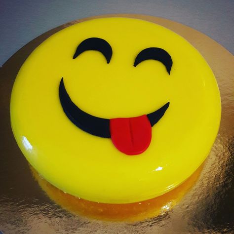 Smiley cake smiley face Birthday Cake Smiley Face, Smiley Cake Designs, Cake Smiley Face, Smiley Face Birthday Cake, Face Birthday Cake, Playdough Cake, Smiley Cake, Dq Ice Cream Cake, Smile Cake