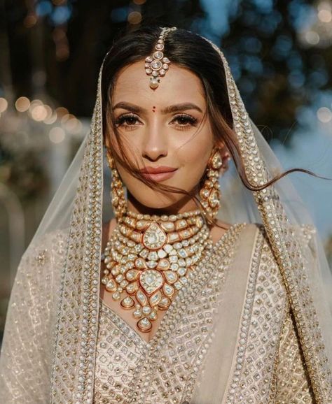 DIY Maang Tikka: Create Your Custom Headpiece Sangeet Makeup Look For Bride, Natural Bridal Makeup Indian, Diy Bridal Makeup, Indian Makeup Looks, Minimal Makeup Look, Indian Bride Makeup, Bridal Jewellery Inspiration, Pengantin India, Kundan Jewellery Bridal