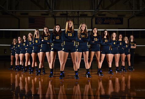 Team / Group Portrait / Photo / Picture Idea - Volleyball Cheerleading Team Pictures, Team Picture Poses, Volleyball Team Photos, Dance Team Pictures, Drill Team Pictures, Sports Team Photography, Volleyball Team Pictures, Sport Photoshoot Ideas, Volleyball Photography