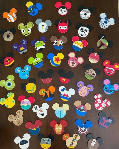 Disney Embellishments Diy, Disney Christmas Bulletin Board Ideas, Disney Autograph Ornaments, Disney Decorations Party Ideas, Disney Christmas Diy Decorations, Disney Paper Crafts, Disney Arts And Crafts, Disney Countdown Ideas, Disneyland Crafts