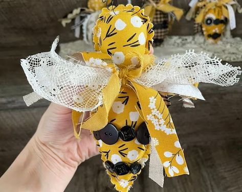 FayesAttic11 - Etsy Burlap Wall Decor, Bumble Bee Decorations, Bee Hive Craft, Summer Centerpieces, Honey Bee Decor, Burlap Decor, Adoption Gifts, Lower Abdomen, Bee Crafts