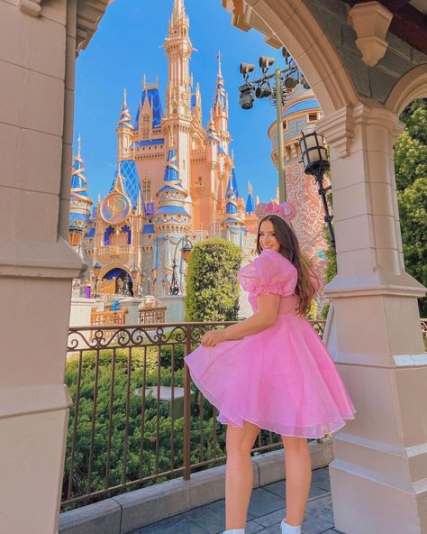 Disney Birthday Pictures, Disney World Birthday Outfit, Birthday Disney Outfit, Disneyland Birthday Outfit, Disney Birthday Outfit, Senior Trip Outfits, Park Poses, Quince Poses, Disney Photoshoot