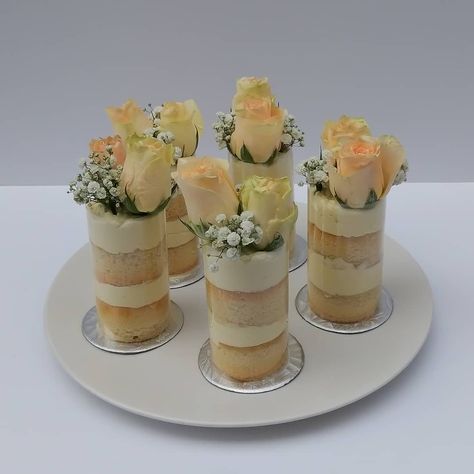 Wedding Pastry, Cocktail Cake, Mini Bolo, Milk Cake, Mini Roses, Wedding Things, Flower Cake, Mini Cakes, Mini Cheesecake