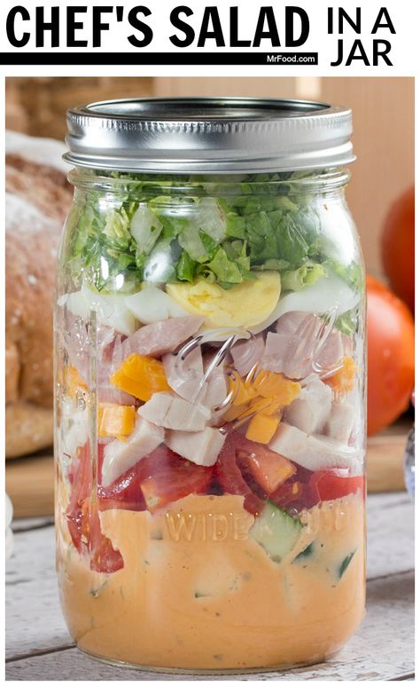 Eat it right out of the jar or dump it in a bowl. This Chef's Salad in a Jar is great for busy days! Nachos In A Jar, Grinder Salad Mason Jar, Jar Soups, Jar Lunches, Chef's Salad, Mason Jar Meal Prep, Grinder Salad, Mason Jar Lunch, Salad Jars