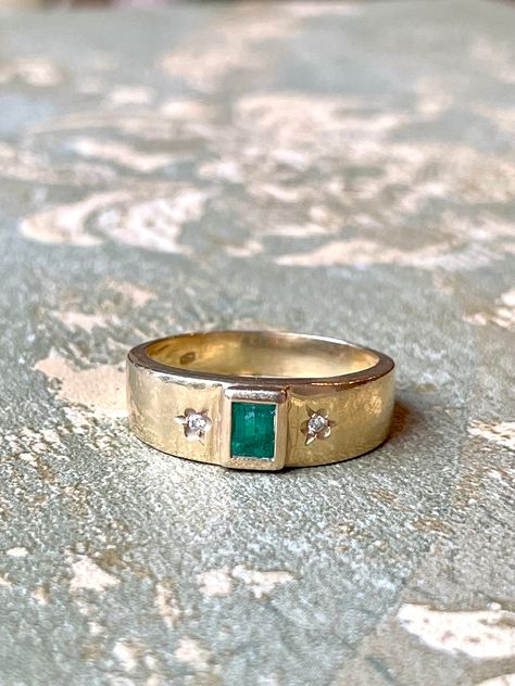 A truly original faith! not the classic band ring, but a yellow gold wedding band embellished with two small stars with diamonds framing a carré-cut emerald. A sophisticated jewel, very current and with a unique design. 1940s era Italian size 18.5 (editable) state of conservation as per photograph 750 gold hallmark Thank you for visiting my shop; I'll wait for you on my Instagram page oroargentoevintage Friendly layaway plans are always possible. Any conservation problems that the jewels may pre Inset Rings Engagement, Queer Engagement Ring, 60s Wedding Ring, Colorful Wedding Rings Vintage, Vintage Rings For Men, Nonbinary Engagement Ring, Emerald Ring Vintage Gold, Emerald Ring Designs Unique, Unique Wedding Ring Silver