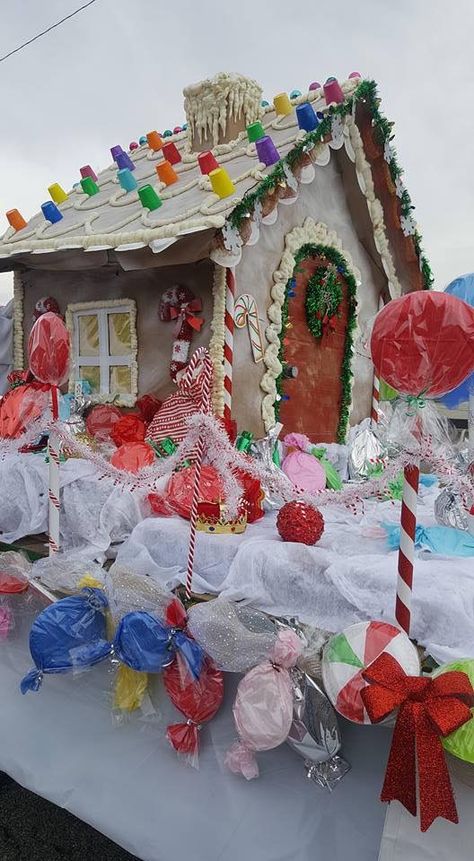 Home For The Holidays Parade Float, Gingerbread House Christmas Parade Float, Gingerbread Christmas Float Ideas, Cheer Christmas Parade Floats, Ginger Bread House Parade Float, Gingerbread Float Ideas, Candy Christmas Float, Preschool Parade Float Ideas, Gingerbread Christmas Parade Float