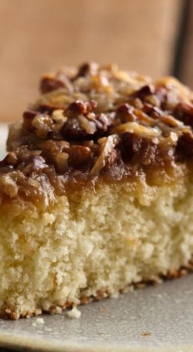 Bisquick® Velvet Crumb Cake Velvet Crumb Cake, Bisquick Coffee Cake Recipe, Bisquick Mix Recipe, Baking Mix Recipes, Crumb Coffee Cakes, Crumb Cake Recipe, Cake Mug, Bisquick Recipes, Savory Cakes