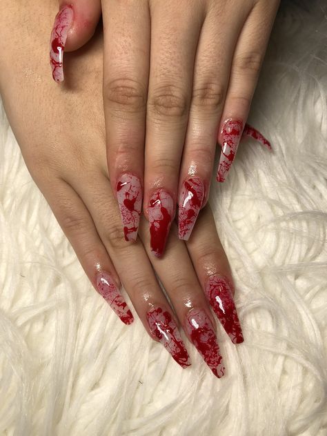 pinterest: @amacias3875 ��♡💋 Ongles Goth, Blood Nails, Splatter Nails, Horror Nails, Holloween Nails, Vampire Blood, Halloween Acrylic Nails, Goth Nails, Stiletto Nails Designs