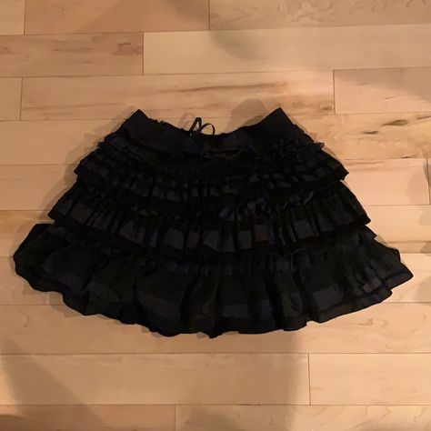 Snatch Up This Stunning, Never Worn, Ruffled Short Skirt. Very Stylish And Will Make Your Outfit An Instant Head-Turner Black Ruffle Skirt Outfit, Ruffle Skirt Outfit, Black Ruffle Skirt, Style Collage, Prom Outfit, Make Your Outfit, Forever 21 Skirt, Faith Connexion, Women Of Faith