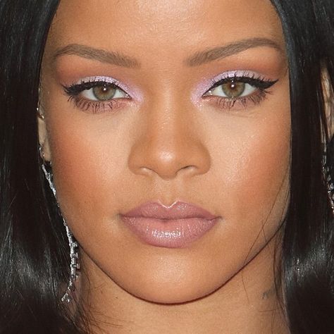 Rihanna's Makeup Photos & Products | Steal Her Style Rihanna Pink Makeup, Make Up For Lilac Dress Eye Makeup, Rihanna Make Up Looks, Rihanna Makeup 2000s, Eyeshadow And Eyeliner Looks, Rihanna Eye Makeup, Lavender Make Up Looks, Lavender Bridal Makeup, Eyeshadow With Glasses