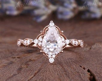 Rose Gold Engagement Ring Set Vintage, Morganite Vintage Engagement Ring, Moissanite Rose Gold Engagement Ring, Vintage Pear Shaped Engagement Rings, Steph Aesthetic, Pear Engagement Ring Vintage, Vintage Rose Gold Engagement Rings, Vintage Pear Engagement Ring, Pearl Engagement Ring Set