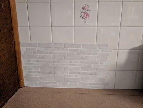 Remove Tile Backsplash, Painting Tile Backsplash, Painting Over Tiles, Square Tile Backsplash, Tile Over Tile, Easy Backsplash, Diy Tile Backsplash, Ugly Kitchen, Paint Backsplash