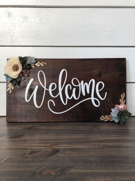 Welcome wood sign made with felt flowers @craftedbykelly #craftedbykelly Welcome Wood Sign, Homemade Signs, Wooden Signs Diy, Making Signs On Wood, Wooden Welcome Signs, Creation Art, Diy Wood Signs, Wood Flowers, घर की सजावट