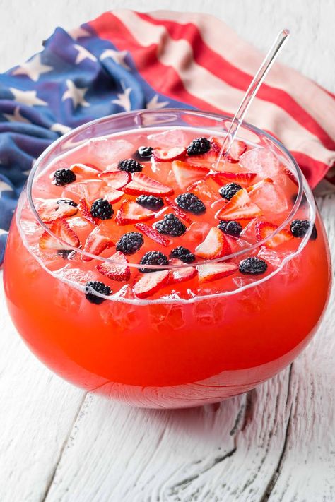 24 Best 4th of July Cocktails - Classic Drink Recipes for Fourth of July July Cocktails, Fourth Of July Drinks, Patriotic Cocktails, 4th Of July Cocktails, Meals For Four, Blue Drinks, 4th Of July Desserts, Fourth Of July Food, Party Punch