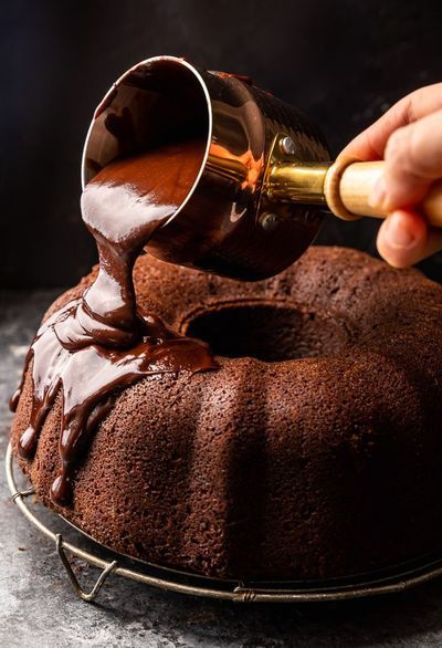 Moist Chocolate Bundt Cake, Bunt Cake Recipe, Easy Bundt Cake Recipes, Chocolate Bundt, Chocolate Pound Cake, Chocolate Curls, Chocolate Bundt Cake, Cake Chocolat, Cakes Recipes