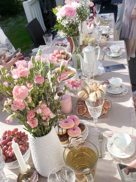 Tea Party Birthday For Adults, Picnic Tea Party Ideas, Princess Core Party, Tea Cup Birthday Party, Princess 21st Birthday Party, Regency Era Party Ideas, Pink Garden Party Decorations, Eighteenth Birthday Party Ideas, Princess 18th Birthday Party