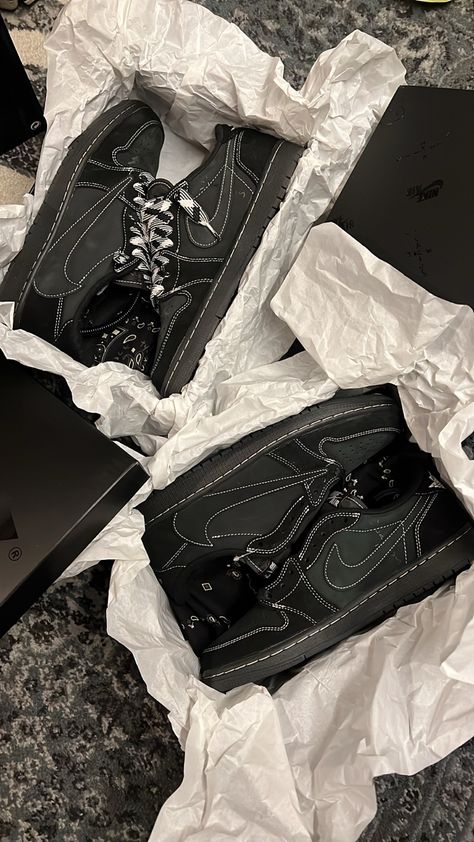 Travis Scott Black Phantom, Nike Aj1, Nike Travis Scott, Nike Sb Shoes, Replica Sneakers, Shoe Room, Pretty Shoes Sneakers, All Nike Shoes, Shoes Outfit Fashion