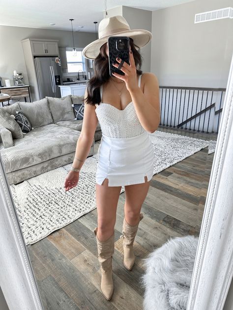 All White Nashville Outfit, Simple Bachelorette Outfits, Plus Size Bachelorette Outfit For Bride Nashville, White Denim Bride Outfit, White Bride Bachelorette Outfits, Cowgirl Bachelorette Party Outfits Bride, Nashville Bridal Outfit, White Nashville Outfit Bride, Bride Airport Outfit Bachelorette