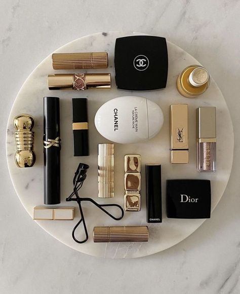 Expensive Makeup, Estilo Ivy, Dior Lipstick, Minimal Makeup, Makeup Needs, Chanel Makeup, Dior Makeup, Dior Beauty, Makeup Obsession