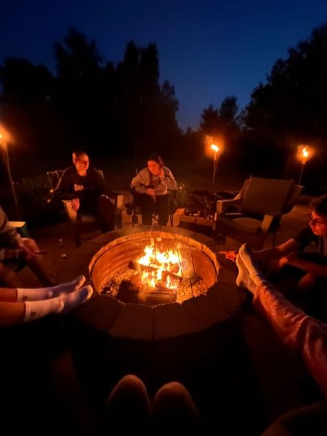 Friends Campfire Aesthetic, Bonfire Pit Aesthetic, Backyard Campfire Aesthetic, Smores Aesthetics Campfire, Fire Pit Instagram Pictures, Smores Outside Fire Pits, Friends Around Campfire, Fire Pit Hangout, Aesthetic Bonfire Pictures