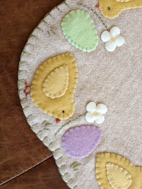 Felted Applique, Wool Candle Mats, Felt Candle Mats, Felt Easter Crafts, Wool Ornaments, Appliqué Patterns, Easter Placemats, Penny Rug Patterns, Felted Projects