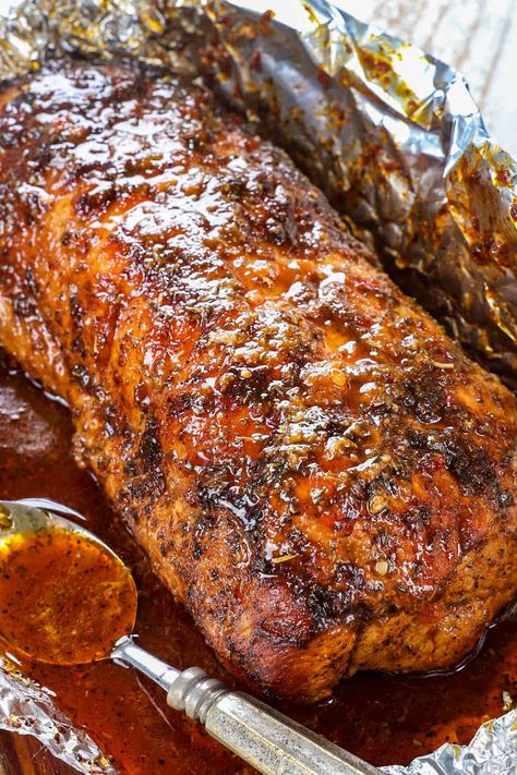 Pork Loin Roast with Sweet and Spicy Apricot Sauce (+VIDEO!) Loin Roast Recipes, Recipes Pork Loin, Spicy Apricot Sauce, Pork Loin Sauce, Brine Pork Loin, Roast Pork Loin, Apricot Sauce, Apricot Glaze, Pork Loin Recipe