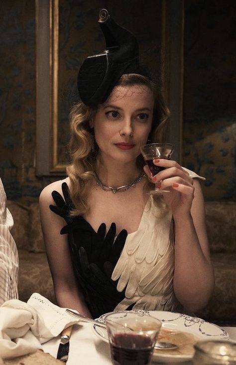 Being Classy, Gillian Jacobs, Gillian Jacob, Dinner Table, Link In Bio, Twitter Image, Actors, Twitter, Gold