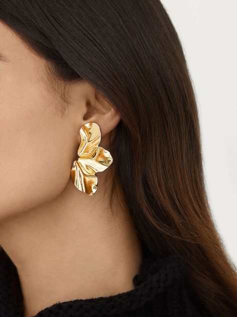 Gold Flower Earrings, Golden Floral Studs, Geometric Studs, Gold Statement Earrings, Gold Collar, Watches Women Fashion, Gold Earring, Design Floral, Ear Jewelry, Styl Vintage