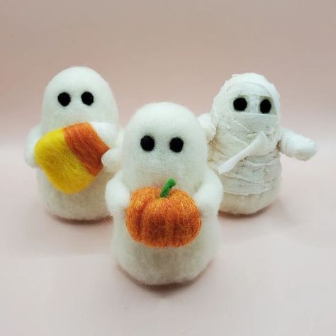 Ghost Needle Felt, Needle Felt Fall Ideas, Felted Halloween Creatures, Things To Needle Felt, Needle Felted Fall Decor, Spooky Needle Felting, Fall Felting Ideas, Needle Felt Pumpkin, Fall Needle Felting