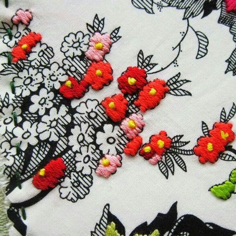 Stitching flowers on fabric Diy Broderie, Embroidery Inspiration, Ribbon Embroidery, Embroidery Techniques, Patterned Fabric, Embroidery And Stitching, Beautiful Embroidery, Crazy Quilts, Embroidery Projects