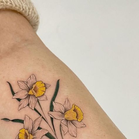 İpek Coşkun on Instagram: "Daffodils 🌼💫🌿 • • #ipektattoos #customtattoo #tattoodesign #floraltattoo #tattoart #daffodils #daffodiltattoo #tattooart #thinkbeforeuink" Daffodil Tattoo Color, Daffodil Flower Tattoo, Daffodil Flower Tattoos, Daffodil Tattoo, Tattoo Color, Daffodil Flower, Custom Tattoo, Birth Flowers, Color Tattoo