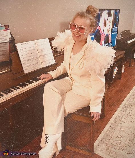 Elton John Makeup Look, Elton John Halloween Costume, Singers Costumes Ideas, Costumes With Glasses, Fantasia Diy, Elton John Costume, Feather Costume, British Costume, Singer Costumes