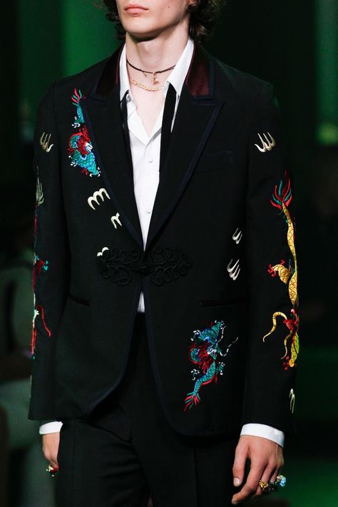 Suits Men Fashion, Retro Party Outfit, Gucci Spring 2017, Gucci Suit, Gucci Jacket, Western Suits, Menswear Accessories, Gucci Spring, Suits Men