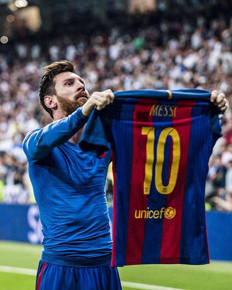 @433 on Instagram: “@leomessi at Bernabéu: a new chapter awaits 👀🔜” Messi 2017, Messi Birthday, American Football Quotes, Messi Shirt, Camisa Barcelona, Inspirational Soccer Quotes, Messi Pictures, Cr7 Vs Messi, Lionel Messi Fc Barcelona