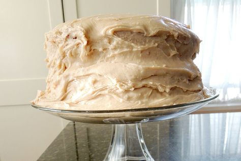 We Tried Reese Witherspoon's Sour Cream Cake with Praline Frosting Sour Cream Cake With Praline Frosting, Reese Witherspoon Sour Cream Cake, Reese Witherspoon Recipes, Reese Recipes, Praline Frosting, Caramel Cakes, Tall Cake, Southern Cake, Sour Cream Cake