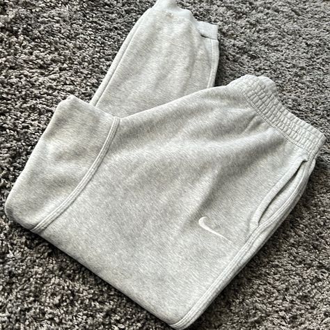 Gray Men’s Nike Size Medium Never Worn Jogger Style Men’s Nike Sweatpants, Men’s Joggers, Gray Sweatpants Man, Male Sweatpants, Nike Grey Sweatpants, Sweatpants Nike, Mens Joggers Sweatpants, Bday List, Gray Sweatpants