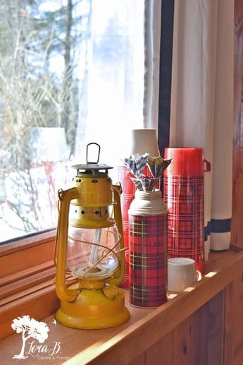 Camp Style Decor Cozy Cabin, Vintage Hunting Cabin, Retro Cabin Decor, Camp Decorating Ideas, Camp Style Decor, Decorating A Cabin, Vintage Camp Style Decor, Summer Camp Decor, Old Cabin Interior