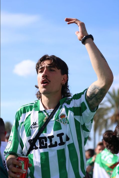 Hector Bellerin, wearing green and white striped retro real betis shirt from 1996-97. Blokette Core, Bloke Core, Hector Bellerin, Football Jersey Outfit, Guys Fits, Real Betis, Retro Football Shirts, Classic Football Shirts, Football Fashion