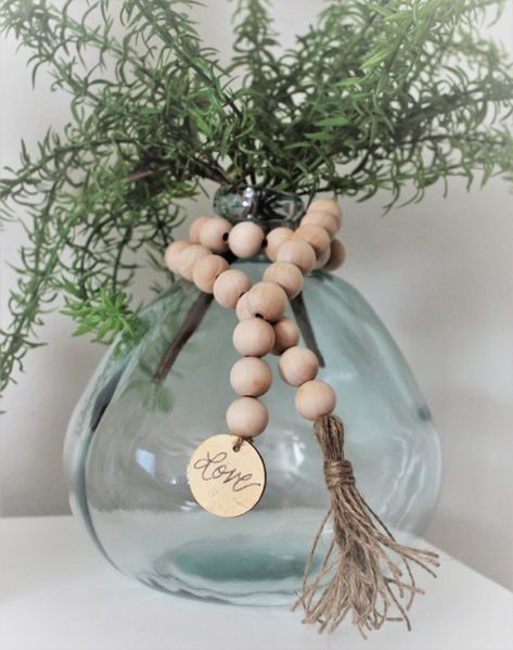 Come take a look at all the different ways you can style wood bead garland. Wood bead garland is the perfect accessory to add farmhouse charm. Bead Tassels, Wood Beads Diy, Hemma Diy, Wooden Bead Garland, Creation Deco, Bead Garland, Wood Bead Garland, Farmhouse Charm, Beaded Garland