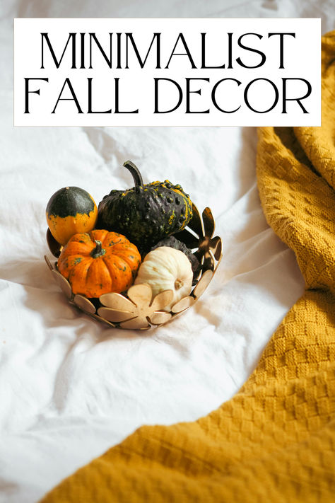 Minimalist fall decor ideas for your space Minimalist Seasonal Decor, Simplistic Fall Decor, Natural Fall Decor Ideas, Minimalist Thanksgiving Decor, Minimalist Fall Decor Ideas, Fall Decor Minimalist, Uncluttered Home, Minimal Fall Decor, Modern Fall Decor Ideas