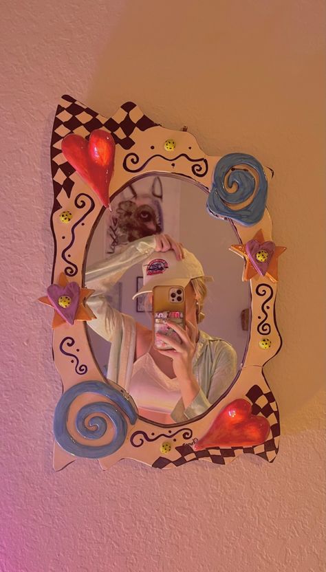 Painted Mirror Art, Mirror Decor Ideas, Mirror Crafts, Clay Diy Projects, Cool Mirrors, Mirror Painting, Clay Art Projects, Ceramics Ideas Pottery, Diy Mirror