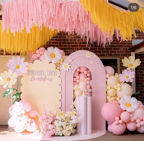 Daisy Backdrop Party Ideas, Daisy Flower Birthday Party Ideas, Daisy Party Theme, Kids Party Planner, Baby Birthday Decorations, Daisy Party, Unicorn Themed Birthday Party, Baby Birthday Themes, Simple Birthday Decorations