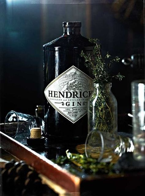 Photo Hendrick's Gin, Hendricks Gin, Best Gin, Cocktail Photography, Gin Bottles, Nyc Food, Gin Tonic, Gin Cocktails, Holiday Cocktails