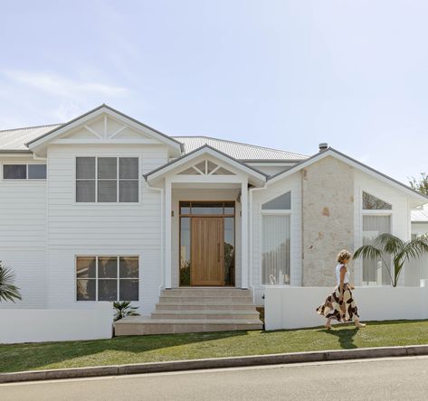 Coastal Exterior House Colors, White Exterior House, Hamptons Exterior, Coastal House Exterior, Coastal Facade, Weatherboard Exterior, Coastal Home Exterior, Coastal Style Home, Sophisticated Coastal