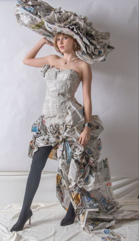 Newspaper, corset, fashion, dress, draping, eco, model, contra post, Newspaper Fashion Design, Newspaper Dress Fashion, Newspaper Dresses, Newspaper Outfit, News Paper Dress, Trashy Fashion, Recycled Dress Ideas, Recycle Dress, Recycle Fashion