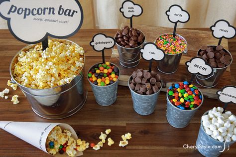 DIY popcorn bar with printable labels is the perfect crowd pleaser | everydaydishes.com Popcorn Bar Recipes, Diy Popcorn Bar, Diy Popcorn, Diy Dish, Pop Baby Showers, Popcorn Party, Popcorn Bar, Trendy Baby Shower Ideas, Everyday Dishes