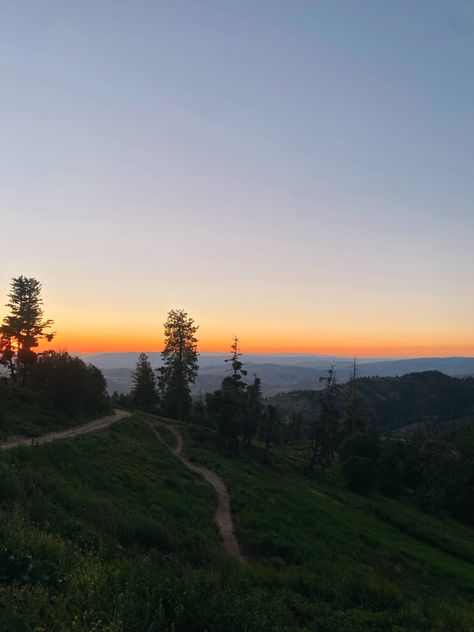 Boise Idaho Sunset #boiseidaho #mountains #sunset #mountainsunset #hiking #idaho #idahohikes Boise Aesthetic, Boise Idaho Aesthetic, Hiking Idaho, Idaho Aesthetic, Wallace Idaho, Moscow Idaho, Idaho City, Mountains Sunset, American States