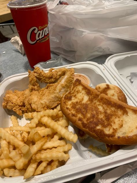 canes 🍽🍽 Canes Food, Canes Chicken, Peanut Butter And Banana, Best Fast Food, Food Babe, Food Therapy, Yummy Comfort Food, Food Recepie, Food Goals