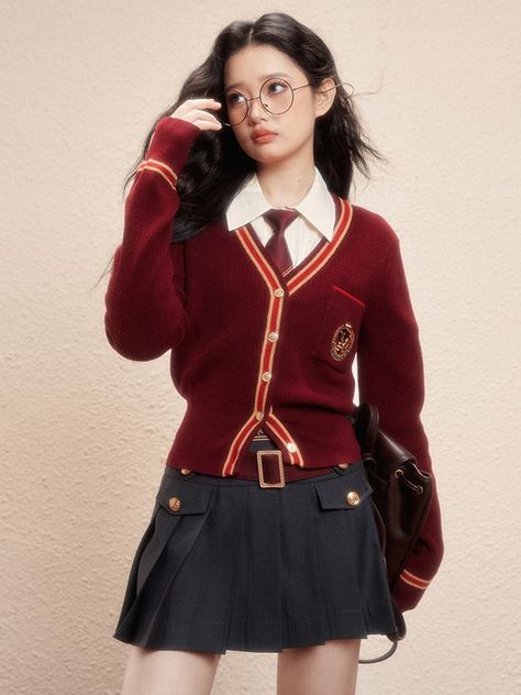 Gryffindor Uniform, Gryffindor Outfit, School Emblem, Hogwarts Uniform, Preppy Mode, Slim Cardigan, Wizard School, Yellow Cardigan, Estilo Preppy